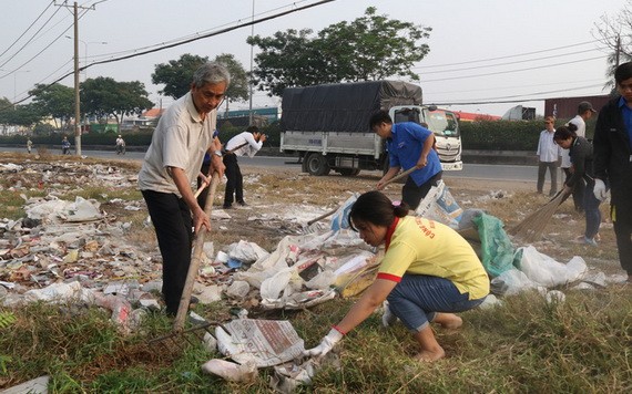 福門縣廣大民眾在1號國道旁展開環境大掃除活動。