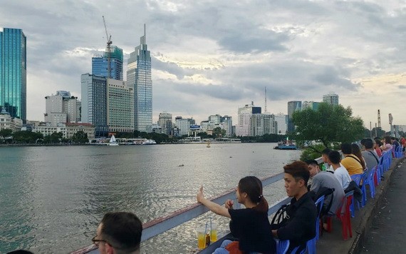 9月20下午雨後，眾多年輕人不約而合到西貢河邊乘涼聊天。（圖源：嘉進）