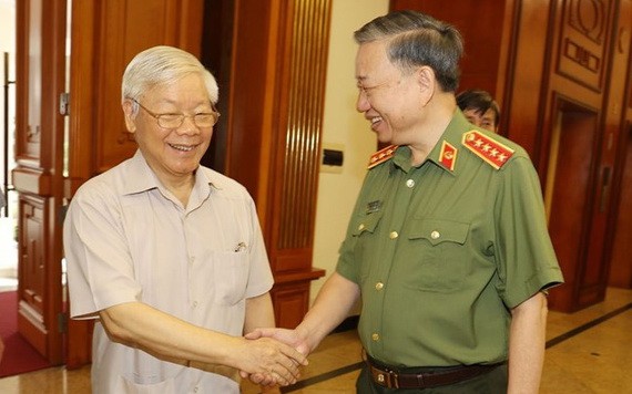 總書記、國家主席阮富仲（左）與公安部長蘇霖大將交談。（圖源：越通社）