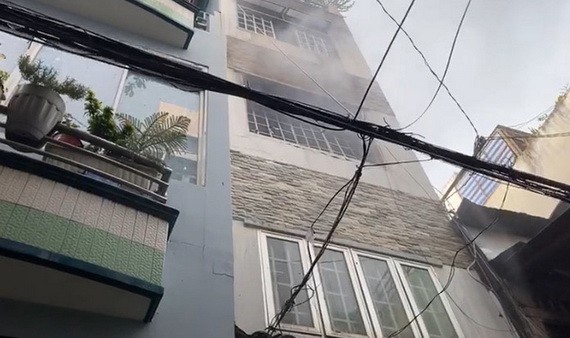 三樓房窗口處冒出濃煙。（圖源：視頻截圖）