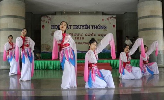 中華學大學生表演歌舞節目。