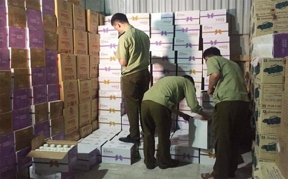 2500多箱來源不明的酸奶飲料被查獲。（圖源：N.H）