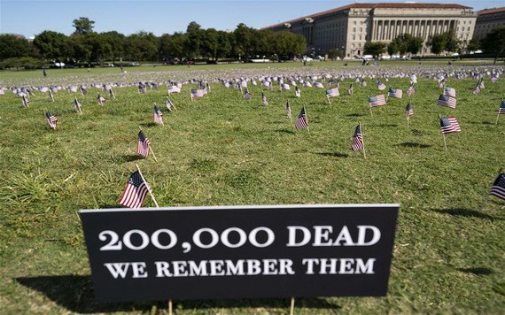 華盛頓國家廣場插國旗悼念20萬新冠逝者。（圖源：新華社）