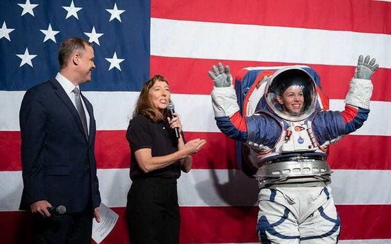 美國宇航局(NASA)公佈了一項280億美元的計劃，預計在2024年將美國首位女性宇航員和另一位男性宇航員送上月球。（圖源：互聯網）