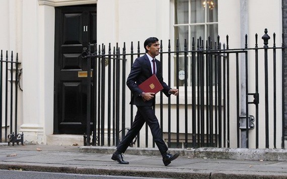 9月24日，英國財政大臣蘇納克離開倫敦唐寧街11號准備前往議會。（圖源：新華社）