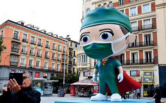 西班牙首都擺放6米高“超級衛士”致敬抗疫英雄。（圖源：互聯網）