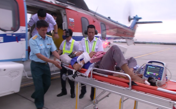 救援直升機趕赴長沙縣潘榮島展開救助，將病情危殆的腦血栓患者送往陸地救治。（圖源：VTV視頻截圖）