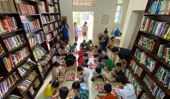 小朋友在楊柳圖書館下棋。
