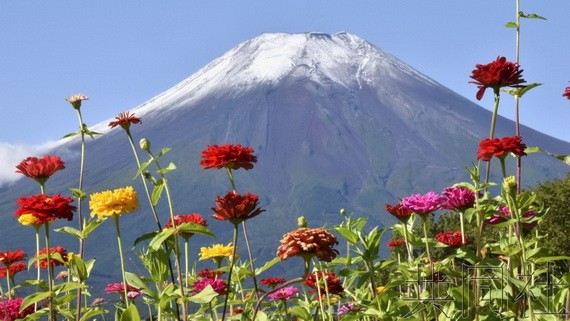 日本甲府地方氣象台28日宣佈，富士山出現“初冠雪”，今年首次披上了銀裝。（圖源：共同社）