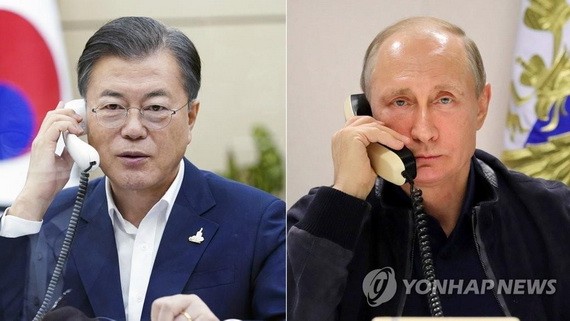 9月28日，在青瓦台，韓國總統文在寅（左）同俄羅斯總統普京通電話。（圖源：韓聯社）