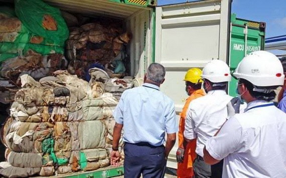 當地時間27日，斯里蘭卡海關表示，載有21個垃圾集裝箱的貨輪已於26日啟程前往英國。（圖源：推特）