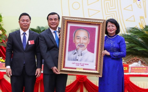 國家副主席鄧氏玉盛（右）向廣南省贈送胡伯伯肖像。（圖源：清德）