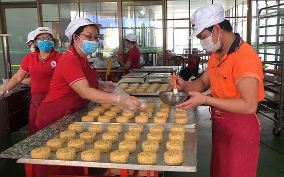 “Sunshine Food”公司人員與紅十字會志願者一起製造愛心月餅。