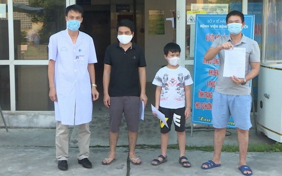 海陽省最後的3 名新冠肺炎患者痊癒出院時同醫護人員合照。（圖源：TTO）