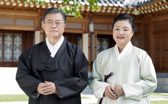 韓國總統文在寅和夫人金正淑中秋節視頻祝福截圖。（圖源：韓聯社）