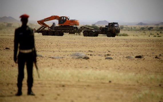 這是9月29日在蘇丹北部哈傑爾·阿塞勒地區拍攝的非法槍械銷毀現場。（圖源：新華社）