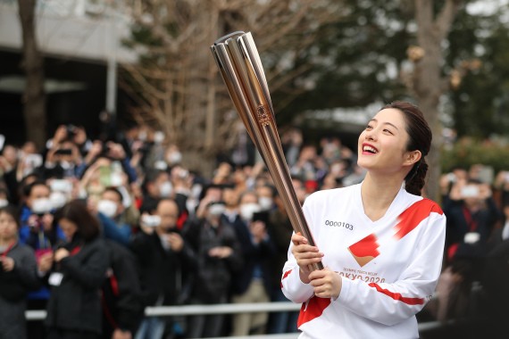東京奧運會聖火傳遞大使石原里美在奧運會火炬接力綵排中。（圖源：互聯網）