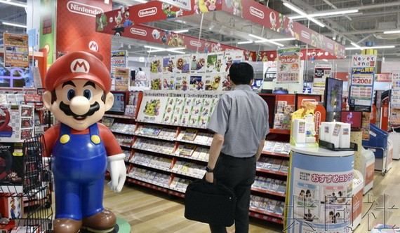 日本任天堂公司人氣遊戲《超級馬里奧兄弟》(Super Mario Bros) 迎來了誕生35週年。（圖源：共同社） 
