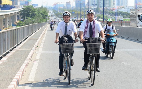 許多人騎自行車上班。（圖源：光定）