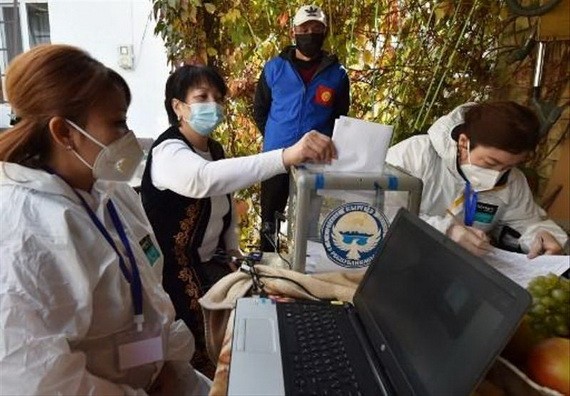 吉爾吉斯斯坦選民在比斯凱克的投票站進行投票。（圖源：AFP）