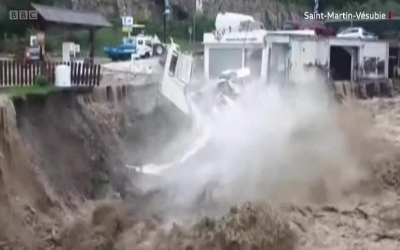 法國與意大利邊境地區的一間房屋遭洪水襲擊倒塌。（圖源：BBC視頻截圖）