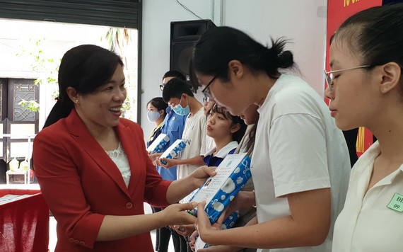 市婦聯會主席阮陳芳珍向優秀生頒發獎學金。