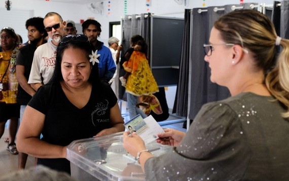 超過18萬名居民合資格投票，投票率高達八成半。（圖源：AFP）