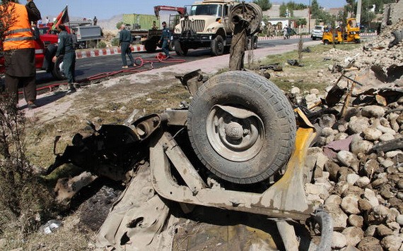 這是10月5日在阿富汗米特拉姆炸彈襲擊現場拍攝的汽車殘骸。（圖源：新華社）