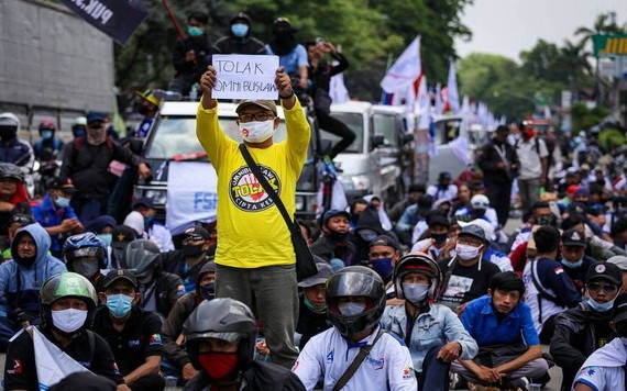 印尼國會通過爭議性法案修正，大批勞工上街示威抗議。（圖源：路透社）