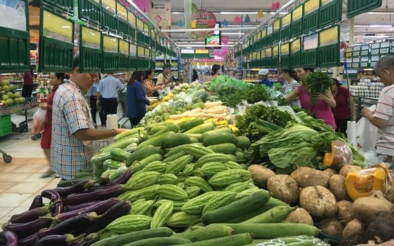 消費者在超市選購蔬果。（圖源：青海）
