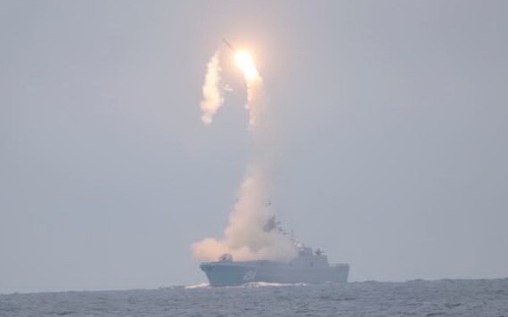 俄海軍「戈爾什科夫海軍元帥號」護衛艦6日試射一枚「鋯石」高超音速飛彈。 （圖源：路透社）