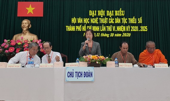 市各少數民族文學藝術協會主席劉金華（中）在會議上發言。