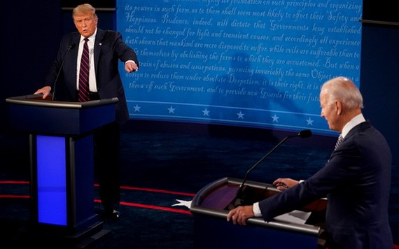 圖為美國總統特朗普與民主黨總統候選人拜登9月29日在克利夫蘭進行第一場辯論。（圖源：路透社）