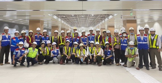 本市少數民族威信模範者代表團在參觀本市濱城-仙泉1號地鐵項目工程時合影留念。