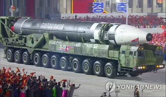 10月10日，朝鮮在勞動黨成立75週年閱兵式上公開新型洲際彈道導彈。（圖源：韓聯社）