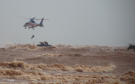 第四軍區緊急出動直升機，成功救起11名海上遇險的漁民。（圖源：阮煌）
