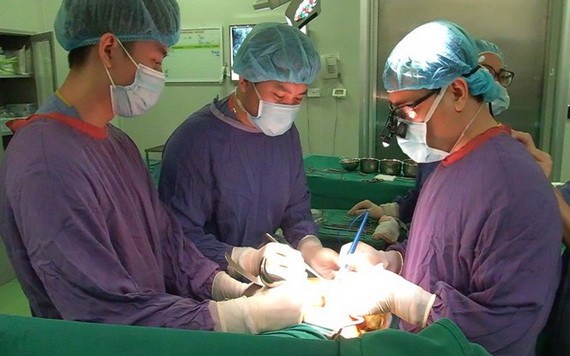 越德友好醫院手術隊為Đ.X.T患者進行腎臟移植。（圖源：院方提供）