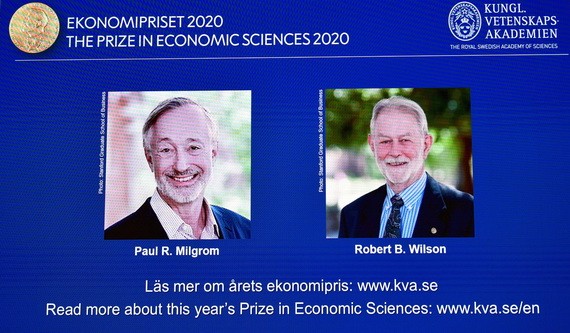 米爾格羅姆（左）與威爾遜共同獲諾貝爾經濟學獎。（圖源：互聯網）