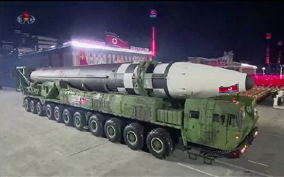 韓國軍方12日表示，正在深入分析日前亮相朝鮮閱兵式的新型洲際彈道導彈。（圖源：互聯網）