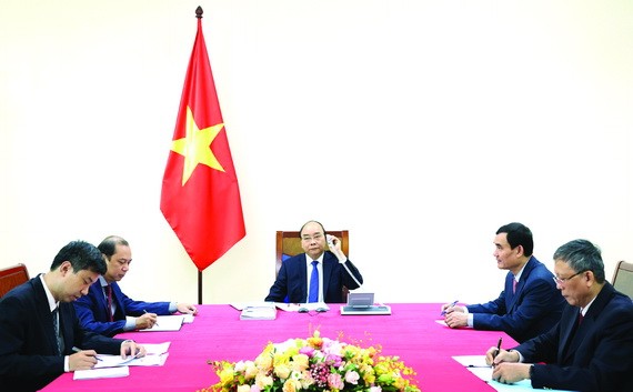 阮春福總理與菅義偉首相電談。（圖源：越通社）