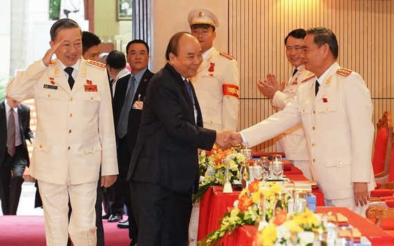 政府總理阮春福與代表交談。（圖源：輝煌）
