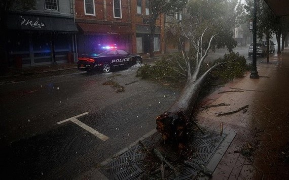 颶風“德爾塔”襲擊美國路易斯安那州及附近地區，截至當地時間12日，已導致4人死亡，數十萬人遭遇斷電。（圖源：互聯網）