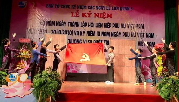 “90年越南婦女燦爛之花”歌舞劇節目一瞥。