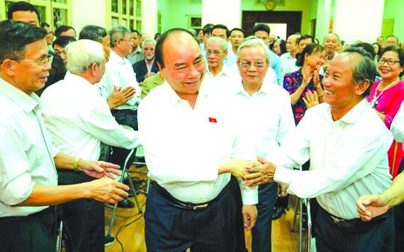 政府總理阮春福昨(13)日在海防市與白騰俱樂部會員的選民接觸。