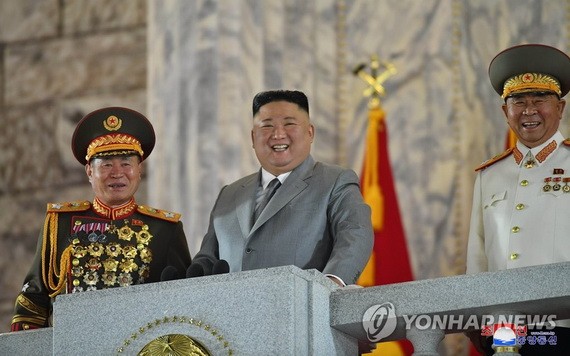 圖為出席閱兵式的朝鮮國務委員會委員長金正恩。（圖源：韓聯社）