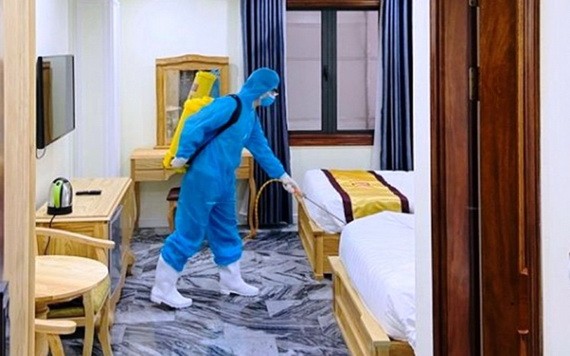 防疫工作人員在某酒店客房裡進行噴霧消毒。（圖源：田升）