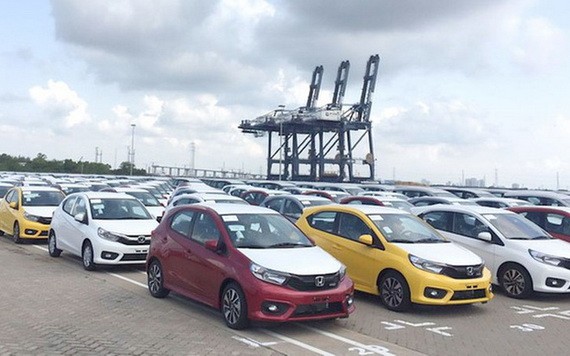 停泊在港口的泰國、印尼汽車。（圖源：民智）