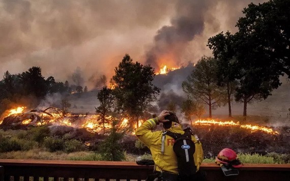 加州圓石溪山火燃燒熾烈，消防員望大火興嘆，束手無策。（圖源：AP）