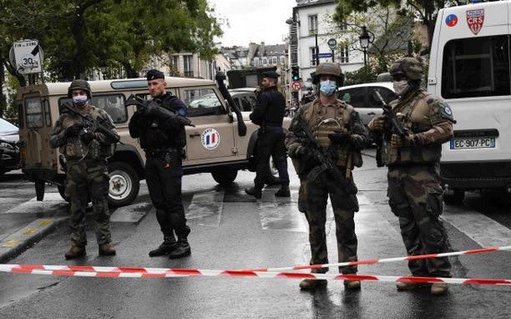 法國防暴警察和憲兵持槍巡邏。（圖源：互聯網）