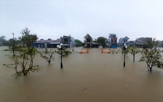越南中部各省連日來遭暴雨襲擊，引發洪水災害。（圖源：Đ.T）